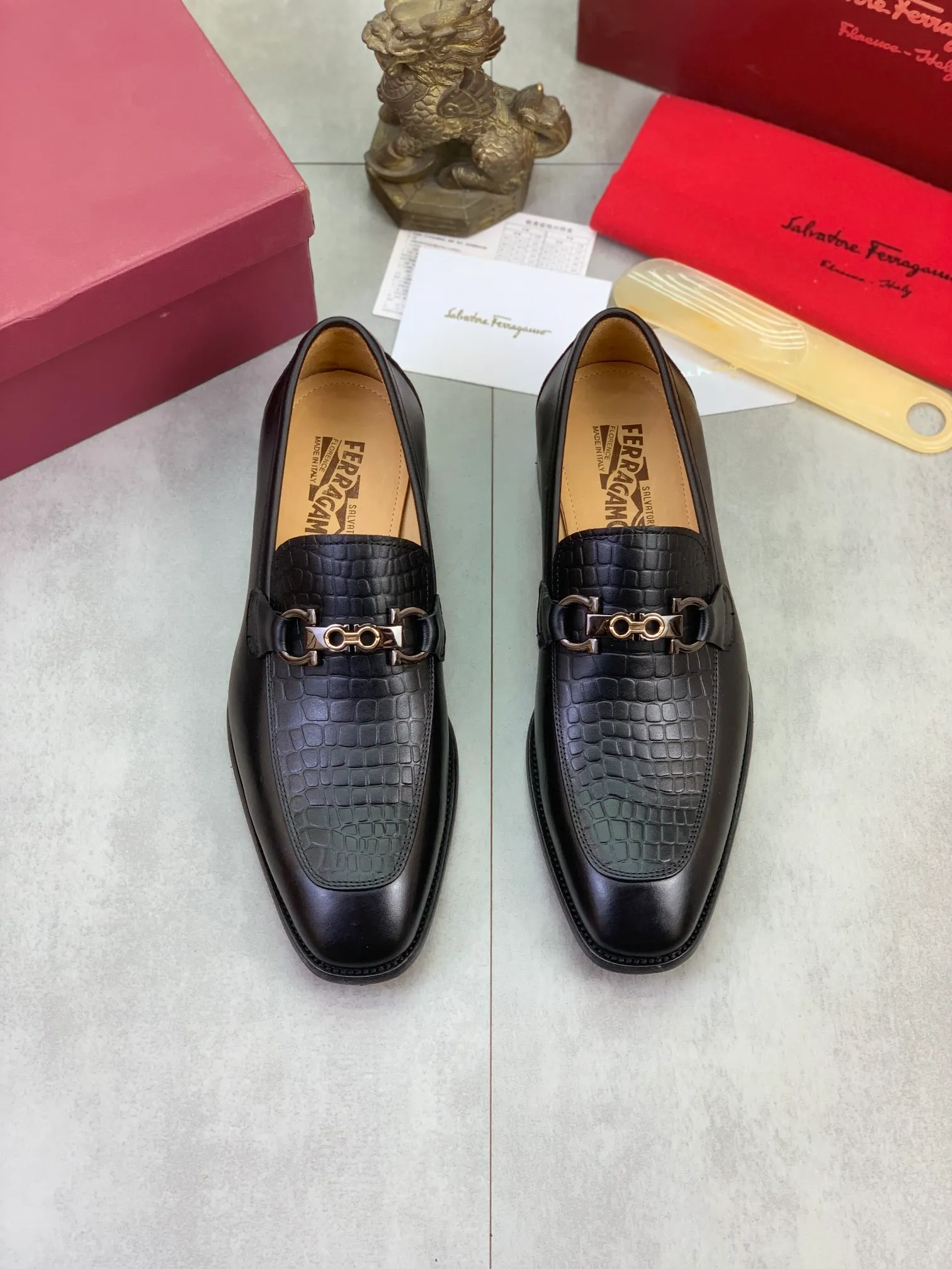 Men's Men's Shoes 💰P460💰[New Style] Water-dyed Niuli 🆘[Salvatore Ferragamo] Ferragamo's latest casual business leather shoes for men! Available at counters simultaneously! The fabric is made of specially imported original calfskin, and the interior is made of imported water-dyed cowhide. It is absolutely luxurious and leads the fashion trend. Matching code: 38-47 black optional